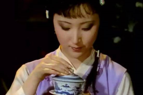女士喝茶優(yōu)雅姿勢，女士正確喝茶姿勢禮儀