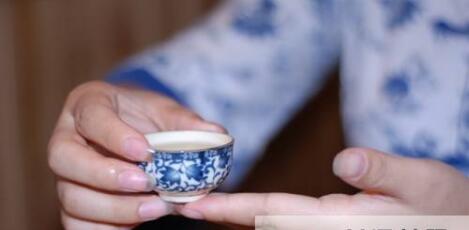 女士喝茶的手勢(shì)，女人正確喝茶手勢(shì)姿勢(shì)圖