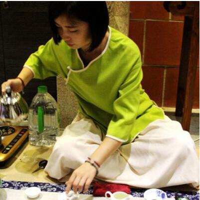 女士喝茶的手勢(shì)，女人正確喝茶手勢(shì)姿勢(shì)圖
