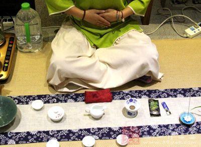 女士喝茶的手勢(shì)，女人正確喝茶手勢(shì)姿勢(shì)圖