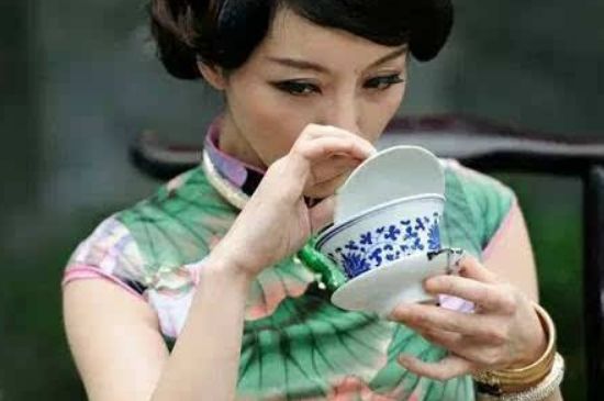 女士喝茶優(yōu)雅姿勢，女士正確喝茶姿勢禮儀