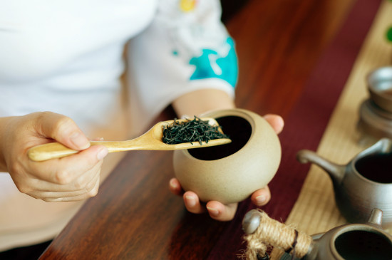 女人喝茶要行扣茶禮嗎，叩茶禮女士能用嗎？