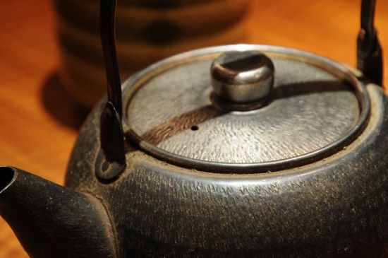 日本鐵壺怎么開(kāi)壺，新鐵壺開(kāi)壺方法