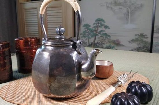 銀壺?zé)笏镉泻谏臇|西，為什么銀壺里有黑點(diǎn)