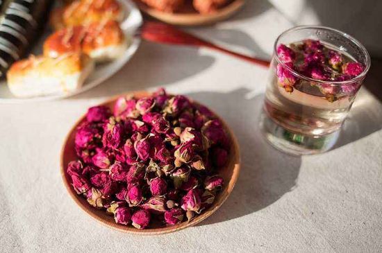 玫瑰花茶的功效與作用，堅(jiān)持喝一個(gè)月玫瑰花茶會(huì)怎樣？
