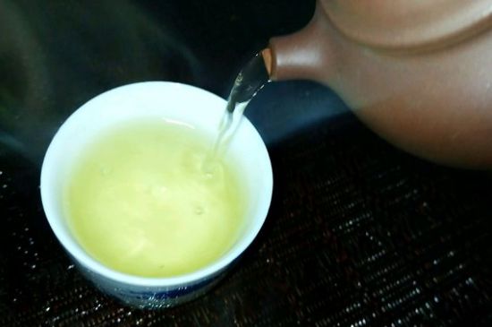 一天什么時(shí)候喝黑茶最好，喝黑茶一天最佳時(shí)間和季節(jié)