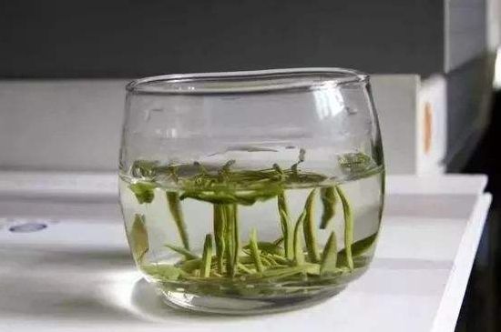 綠茶加重濕氣？濕氣體質(zhì)寒的人能喝綠茶嗎