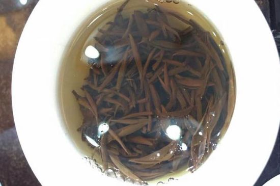 女人喝金駿眉的好處和壞處，女性喝金駿眉可減肥養(yǎng)顏