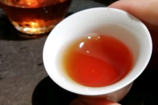 長(zhǎng)期喝巖茶會(huì)上火嗎？巖茶這樣喝了容易上火！