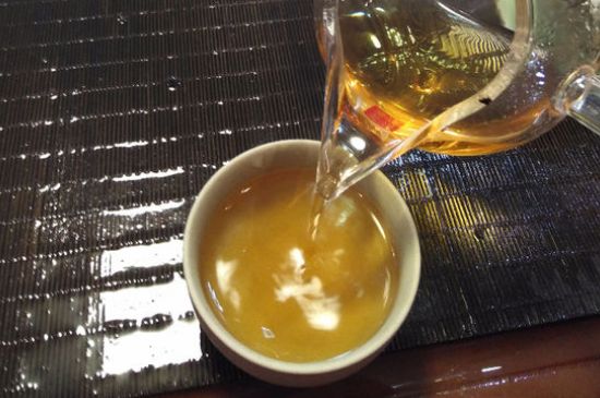 女人喝金駿眉的好處和壞處，女性喝金駿眉可減肥養(yǎng)顏