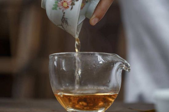 福鼎白茶要喝老的嗎，為什么喝白茶要喝老茶存新茶？