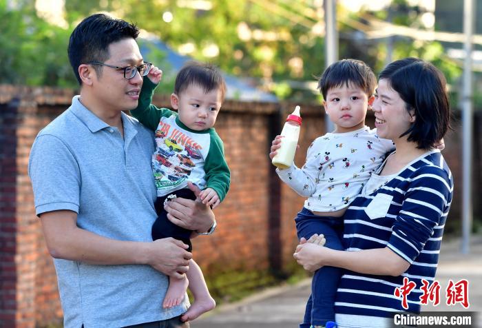 在長汀這十年，張元豪也收獲了愛情。2015年，他與客家妹子董仁花組成了溫暖的小家庭，如今已經(jīng)有了兩個可愛的寶寶?！埍?攝